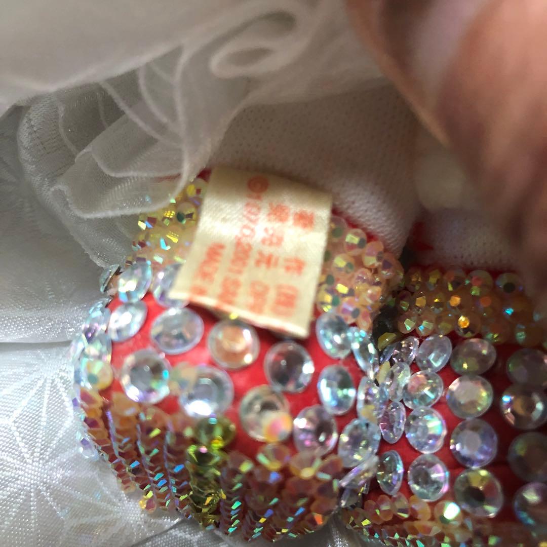 美しいウェディングドレスを着たハローキティ