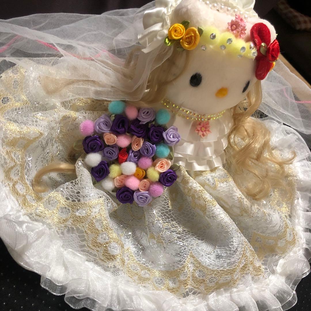 美しいウェディングドレスを着たハローキティ