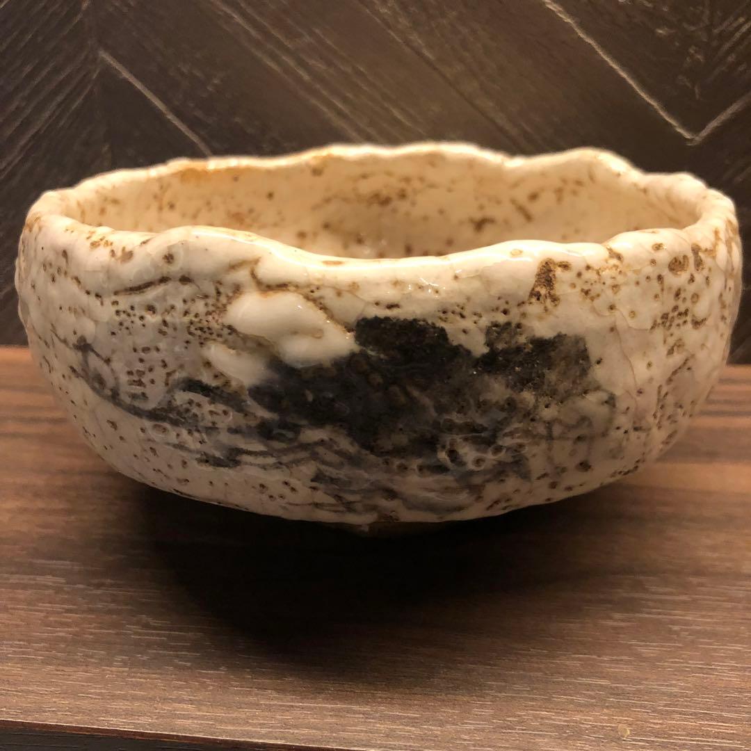 究極の美◾️蔵から白い釉薬がぼこぼこしたかなり凄そうな抹茶茶碗が出て来ました。