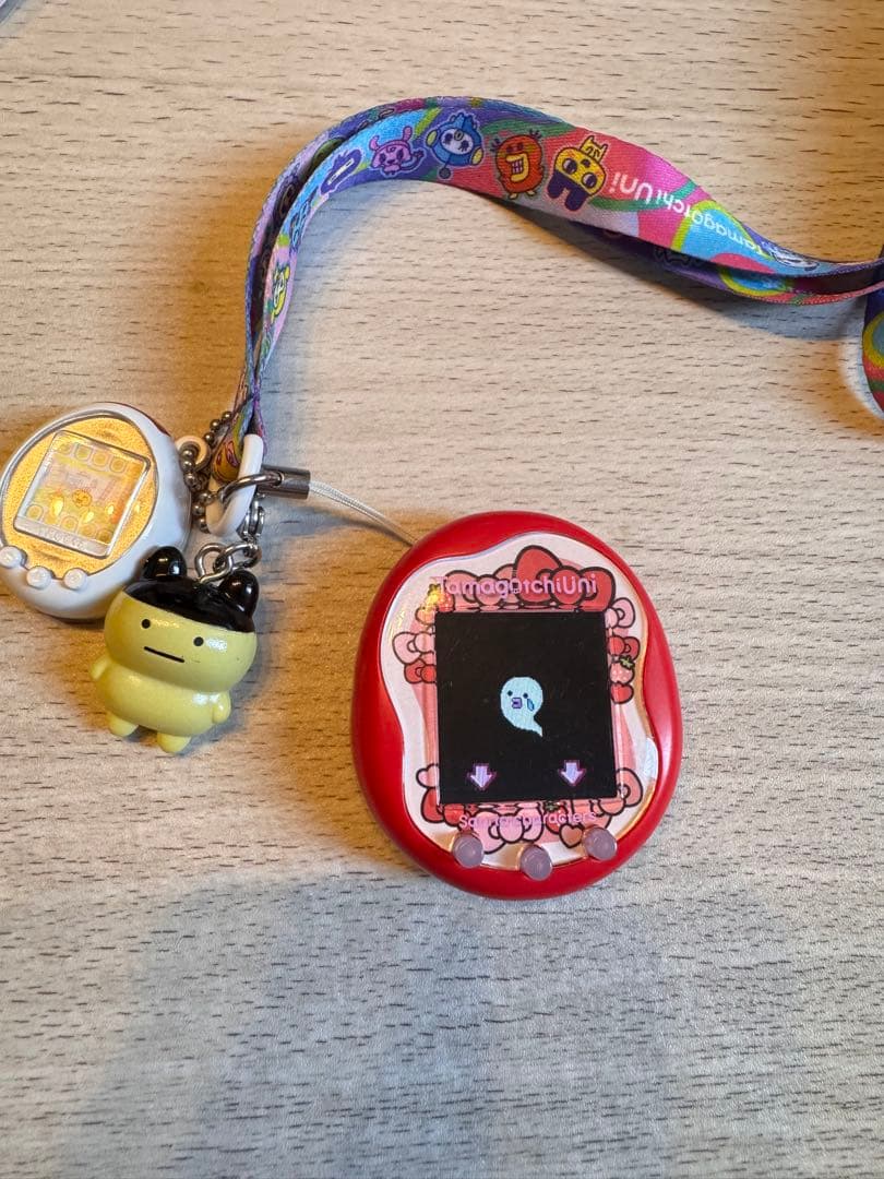 バンダイ たまごっち 赤色 ストラップ付き