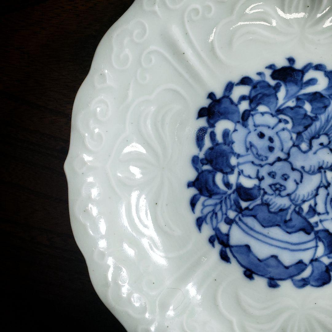 皿　白磁　古伊万里　獅子文様　染付　陽刻縁　牡丹　唐草　明治　大正　ロ号　訳あり