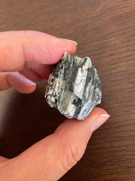 参考エピドート原石。コロコロサイズでコレクション保管にピッタリです