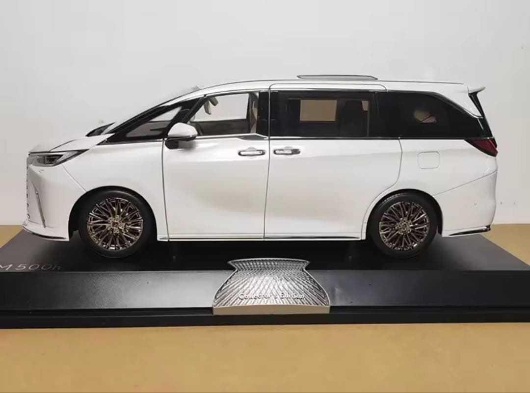 Lexus 1:18 ￼ダイキャスト￼LM500h ホワイトモデルミニカー