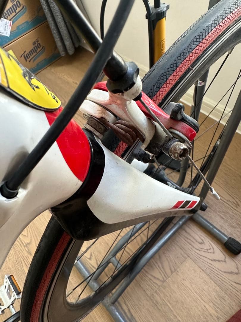 ホワイトとレッドのロードバイク