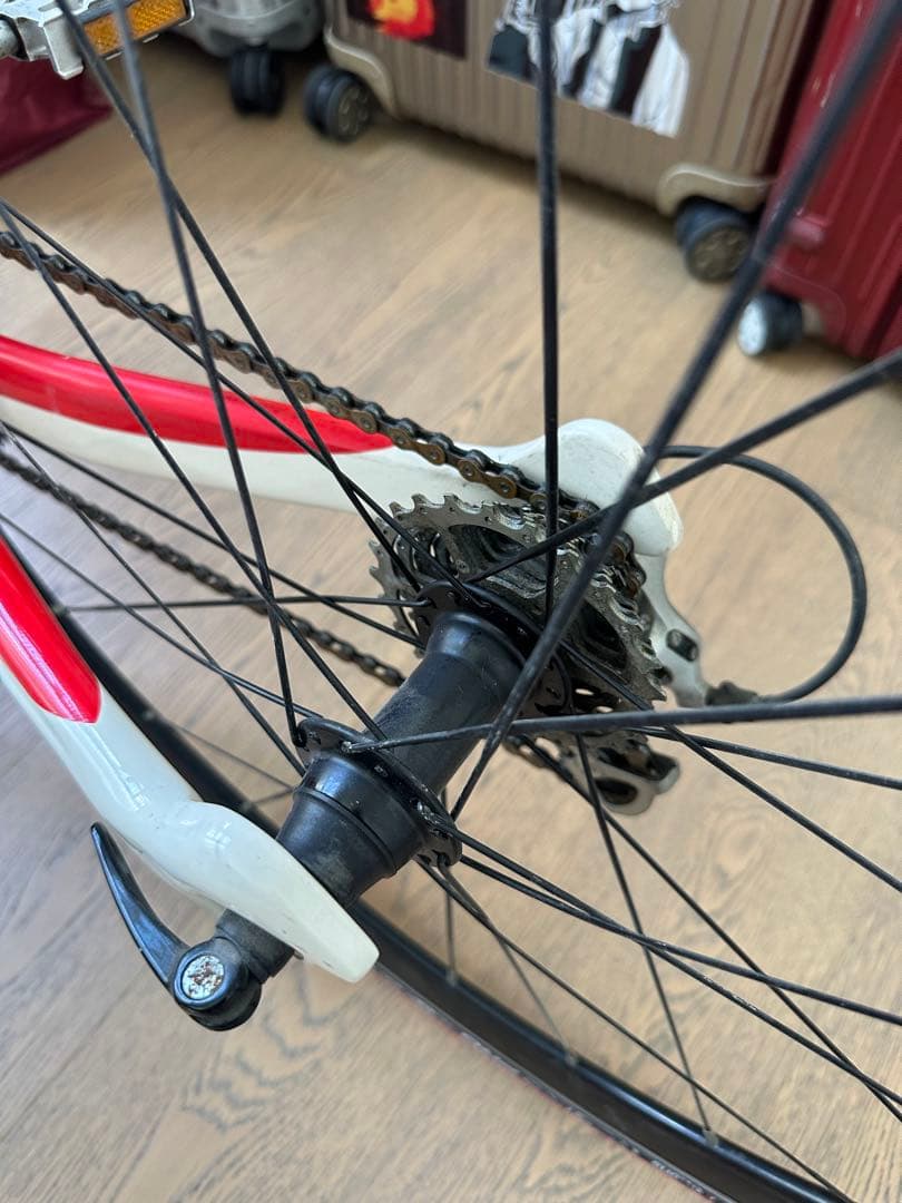 ホワイトとレッドのロードバイク