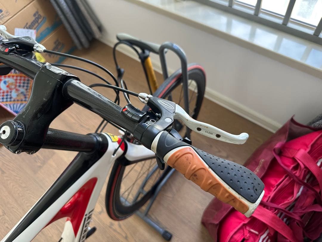 ホワイトとレッドのロードバイク