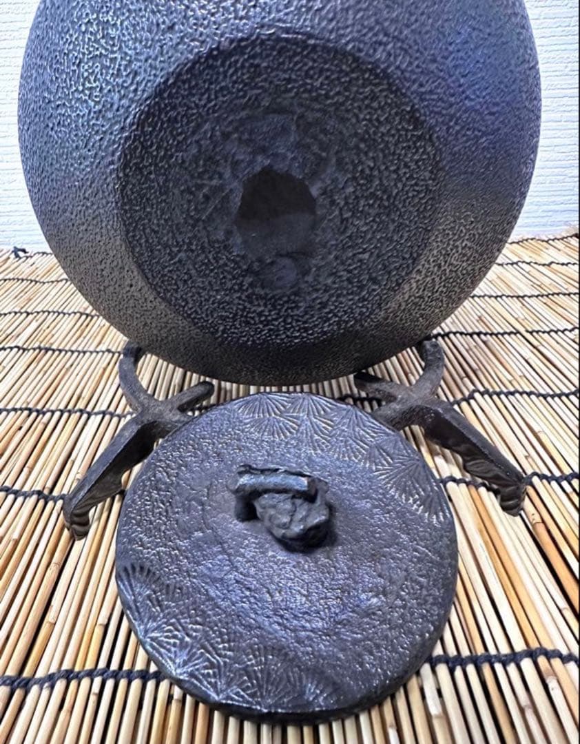 未使用品、供箱、栞付　南部秀山堂　佐藤 勝弘作　１５型松文様　鉄瓶　南部鉄瓶