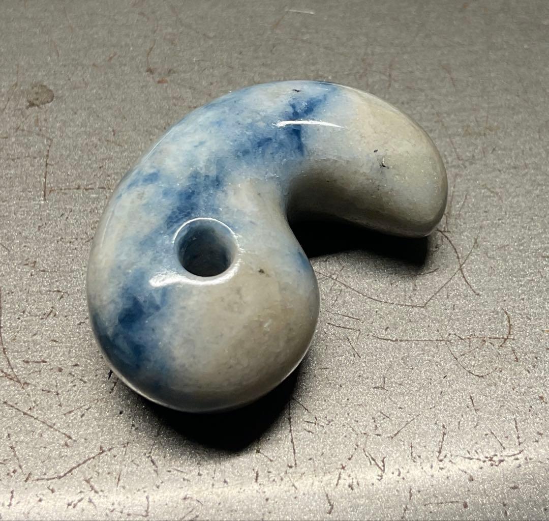 ［濃い青色　高透過］入りコン沢翡翠勾玉14g 糸魚川　ヒスイ　ひすい