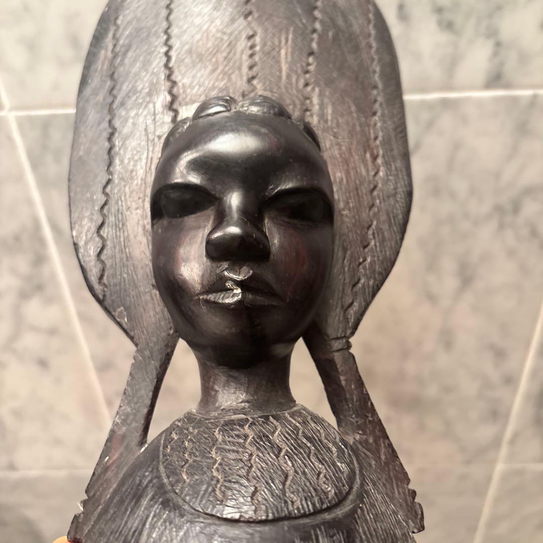 アフリカアンティーク　美しい瞳と圧倒的な存在感の木彫りオブジェ