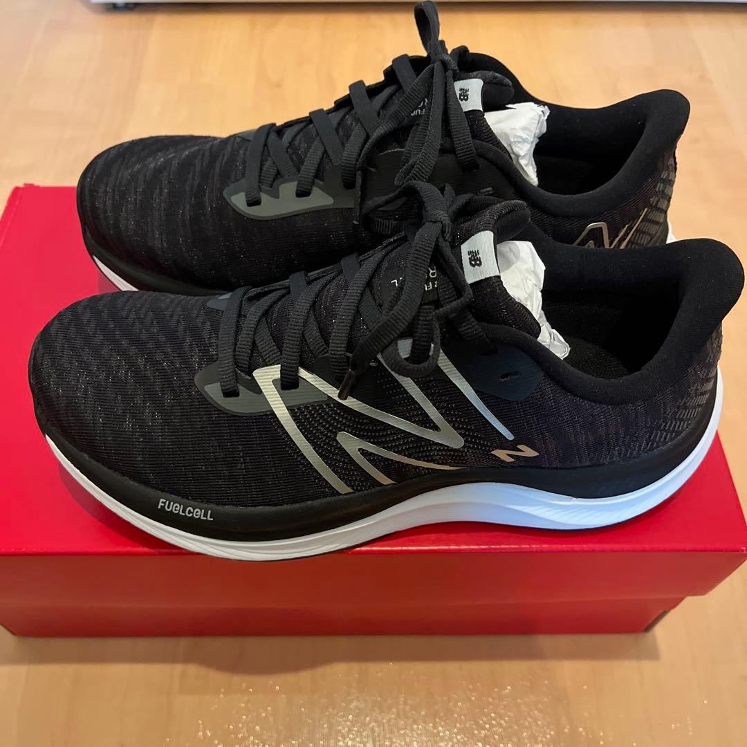 ニューバランス　FuelCell Propel v4 24.0cm