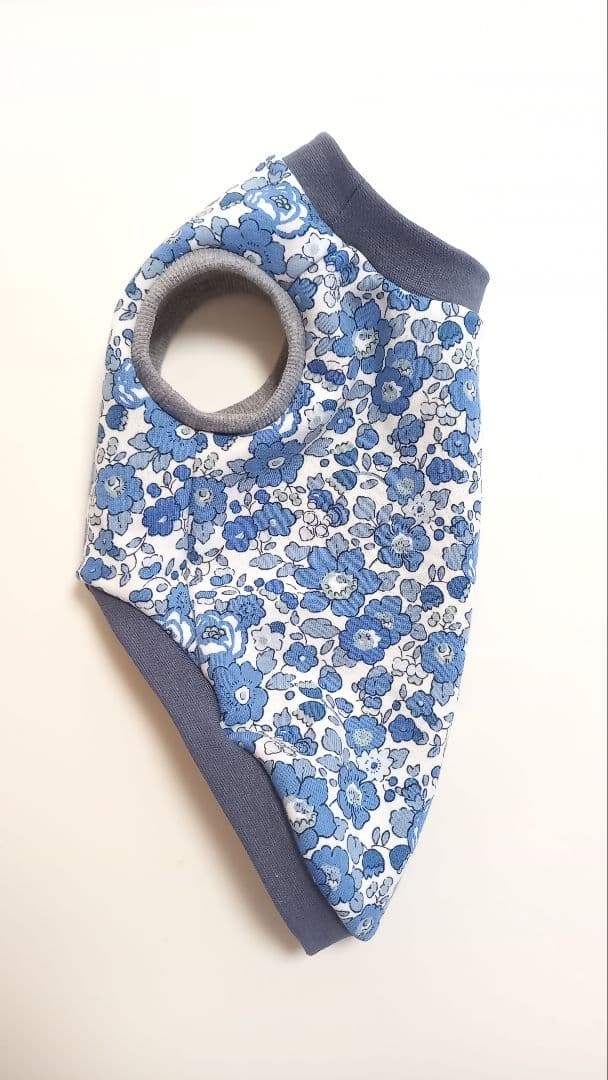 ハンドメイド　犬の花柄の服