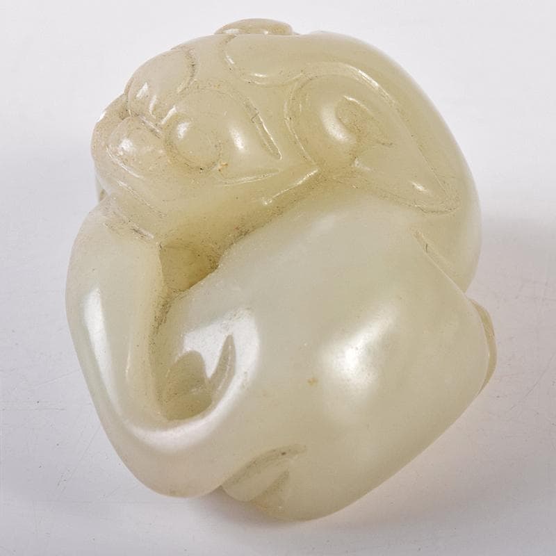 中国　玉石彫刻　神獣　根付　紙鎮　置物　C　8022E