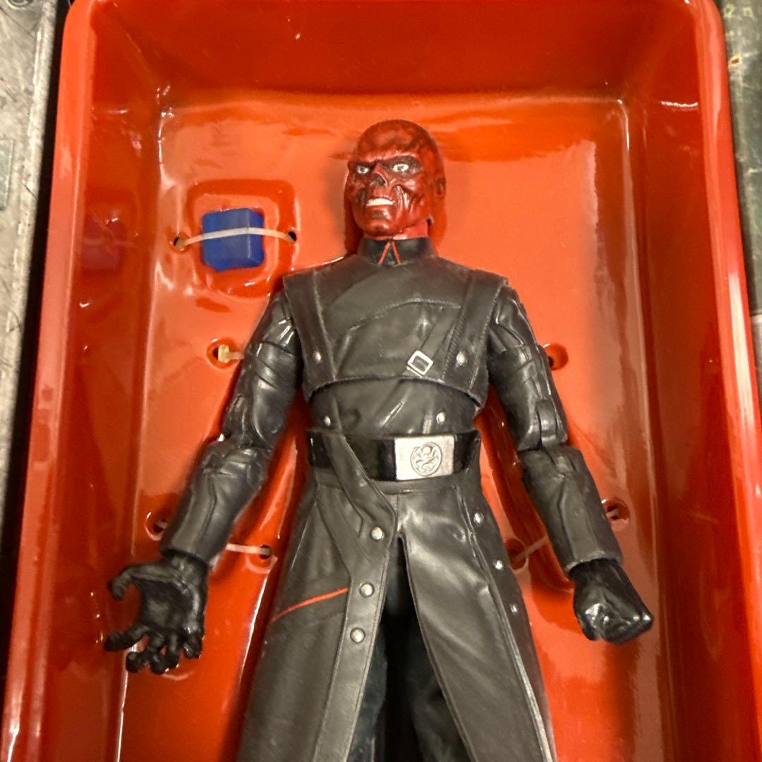 marvel レッドスカル フィギュアと4次元キューブ