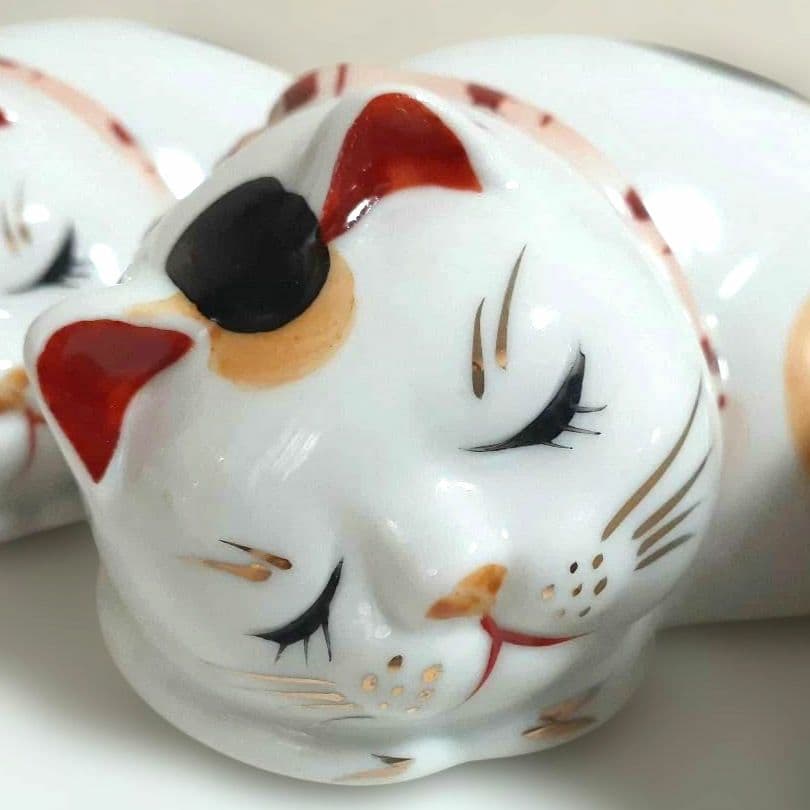 128 3点セット 未使用保管品 瀬戸焼 赤絵眠猫 陶器製 猫の置物 昭和 希少