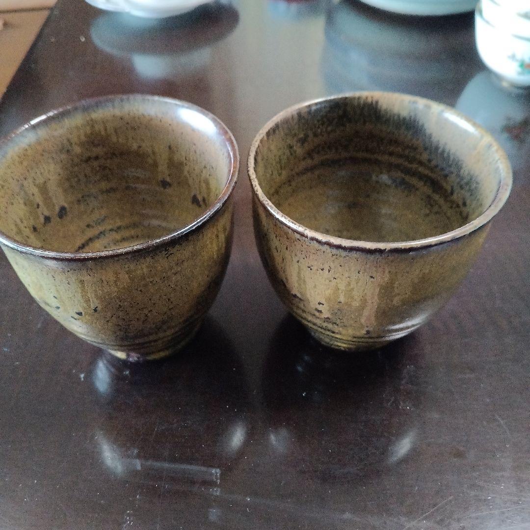 人間国宝金城次郎の作品です。茶色陶器カップ2個セット
