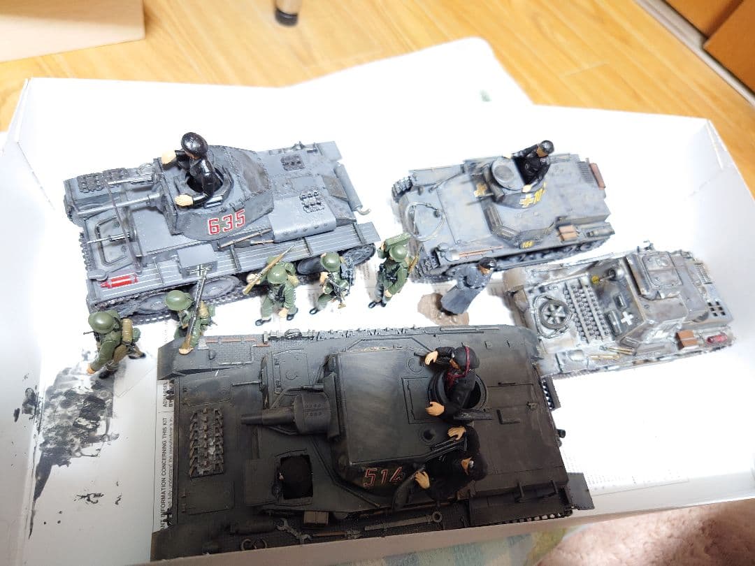 仮出品1/35タミヤイタレリドイツ軍東部戦線戦車12両+兵士+炊飯セット　完成品