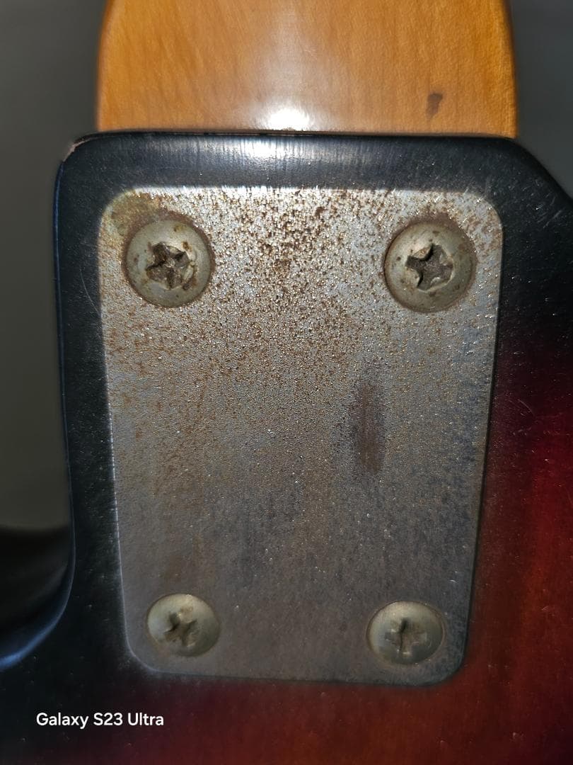 ボディは1977年フェルナンデス。ネックは不明品