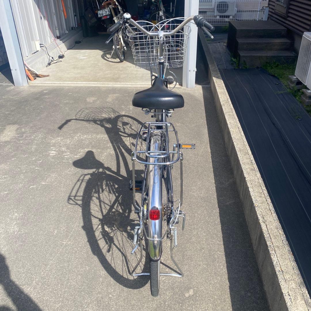 黒いシティサイクル 前カゴ付き