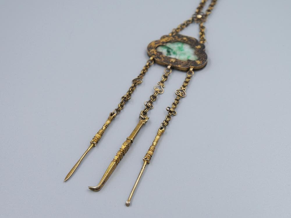 【銀】　★ 官品 銀鍍金嵌翡翠圧襟三件套 ★　清朝期　花卉 累糸文様　雅玩雑項