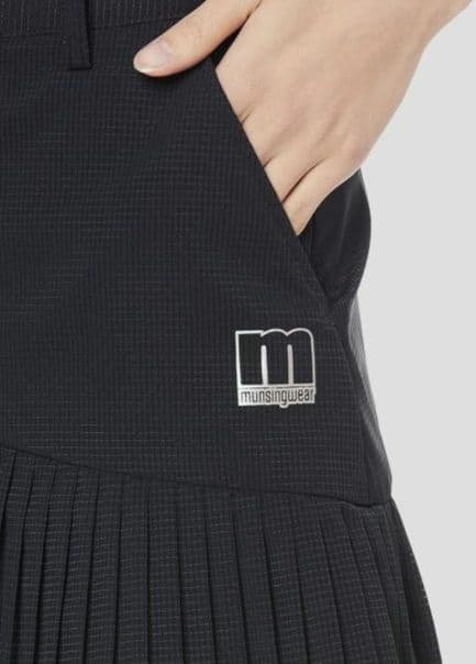 再再再値下げ新品　マンシングウェア　スカート13号　黒ブラック定価16500円