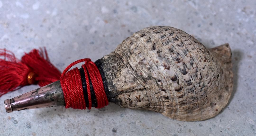 ＮＯ－１古いホラ貝、修行僧　山伏、魔よけ　和楽器