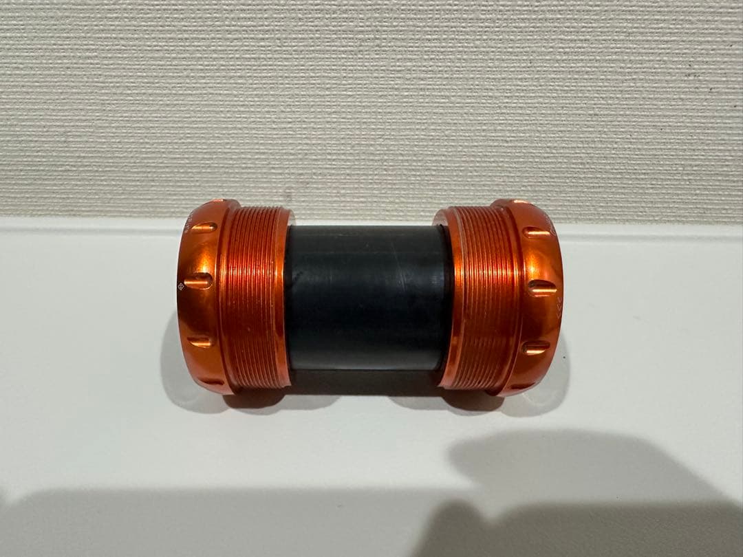 Chris King T47 ボトムブラケット　マンゴー　スチール