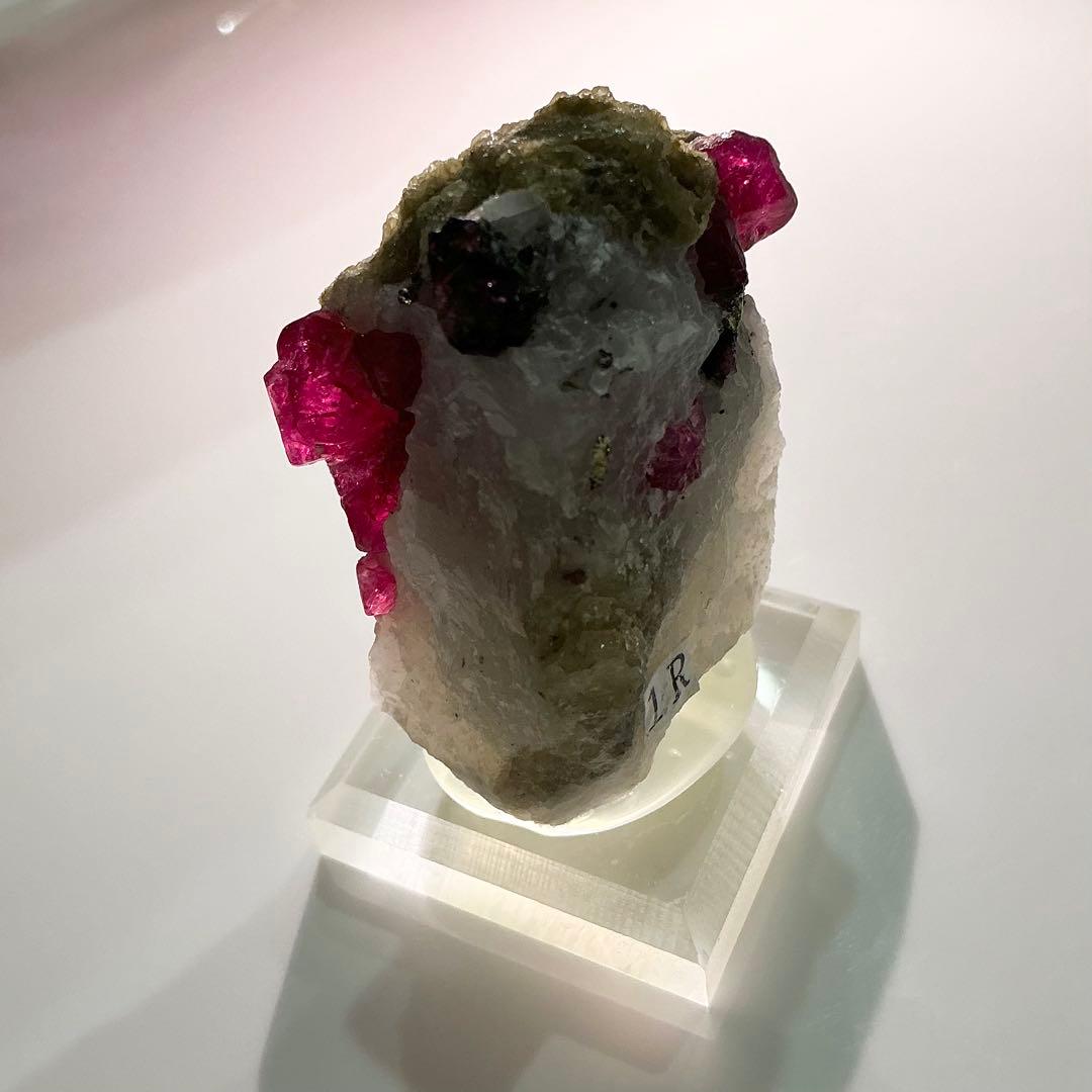 ミャンマー産　スピネル　母岩付き原石