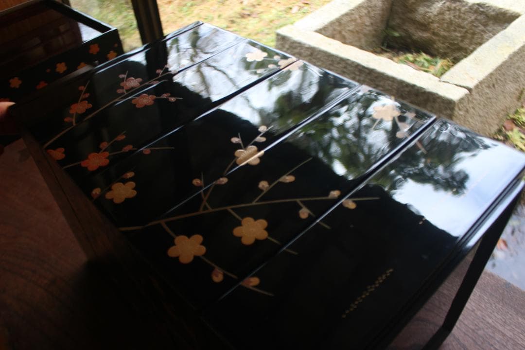 Mさま専用！上質内梨地黒漆に極上紅白梅蒔絵の映える台付五段重（検輪島塗重箱お重