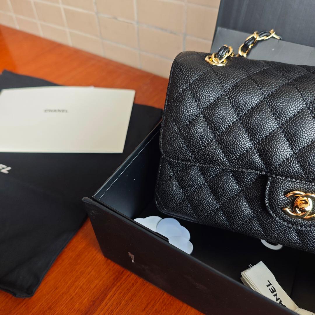 ブラックのキルティングレザーで、ゴールド金具がエレガントなショルダーバッグ