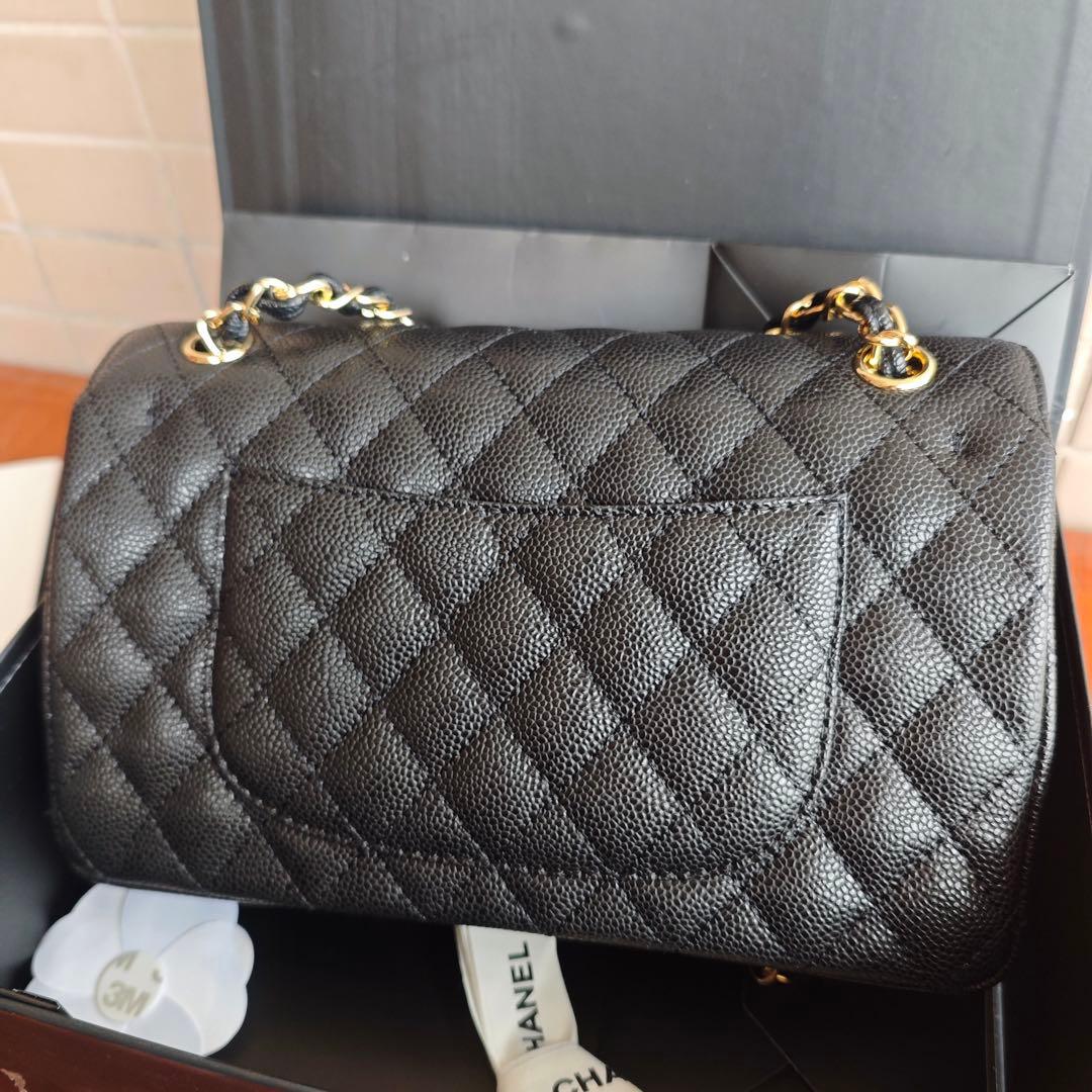 ブラックのキルティングレザーで、ゴールド金具がエレガントなショルダーバッグ