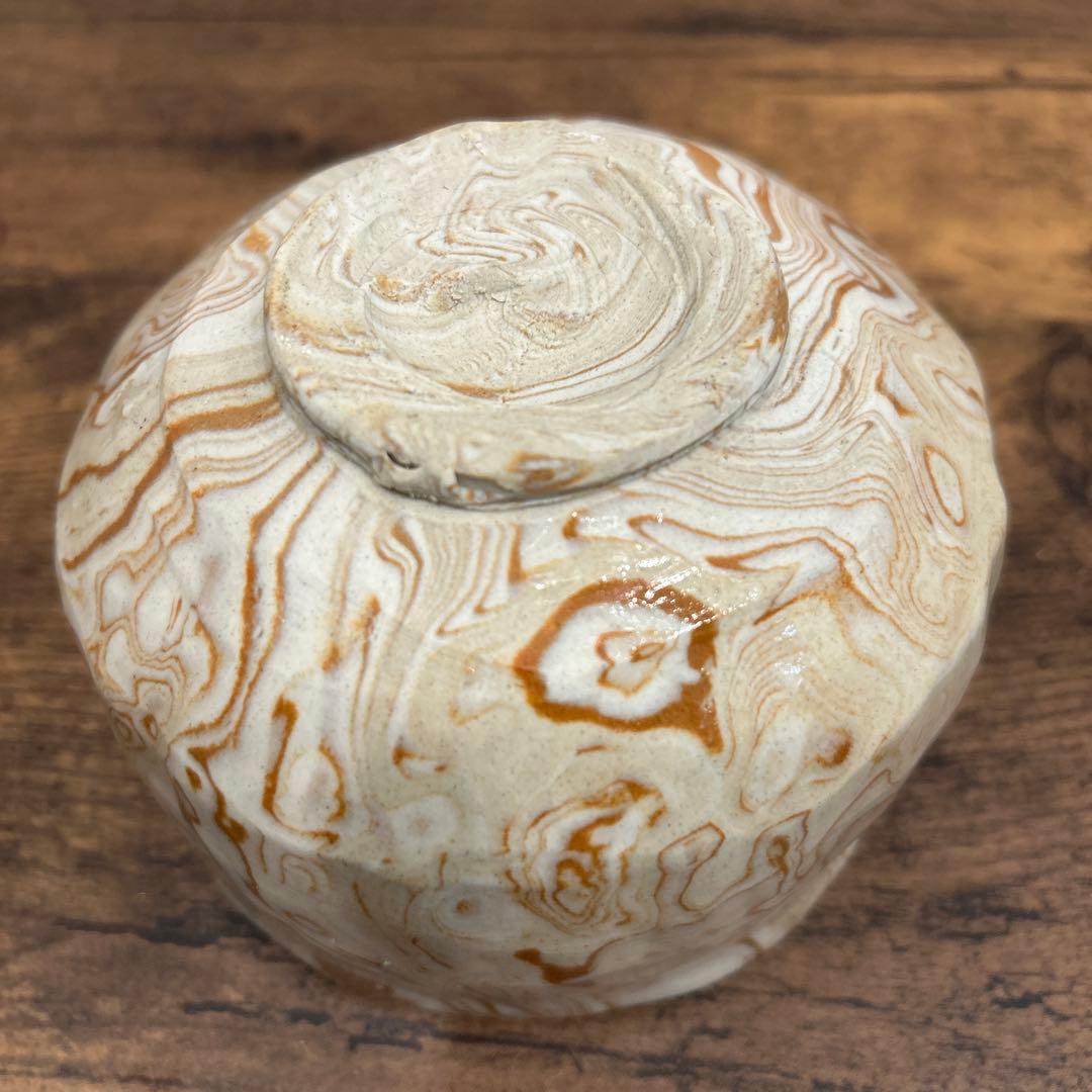 マーブル模様の陶器製茶碗