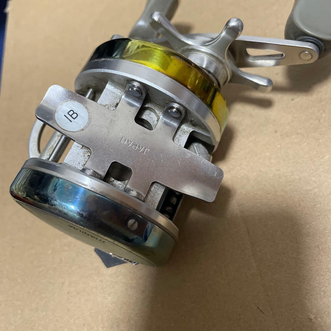 VARIUS F300 ベイトリール チタン