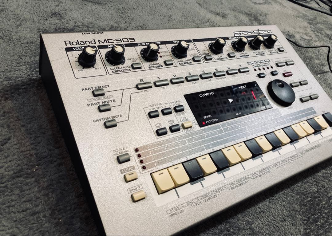 Roland MC-303 groovebox シーケンサー