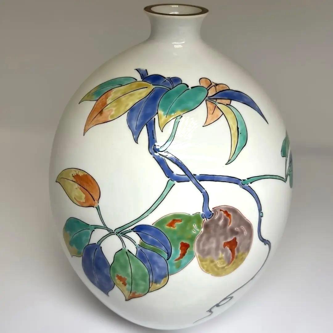 酒井田柿右衛門　濁手本作あけび文花瓶　高さ約25.5㎝ 東Y7-1006☆2F