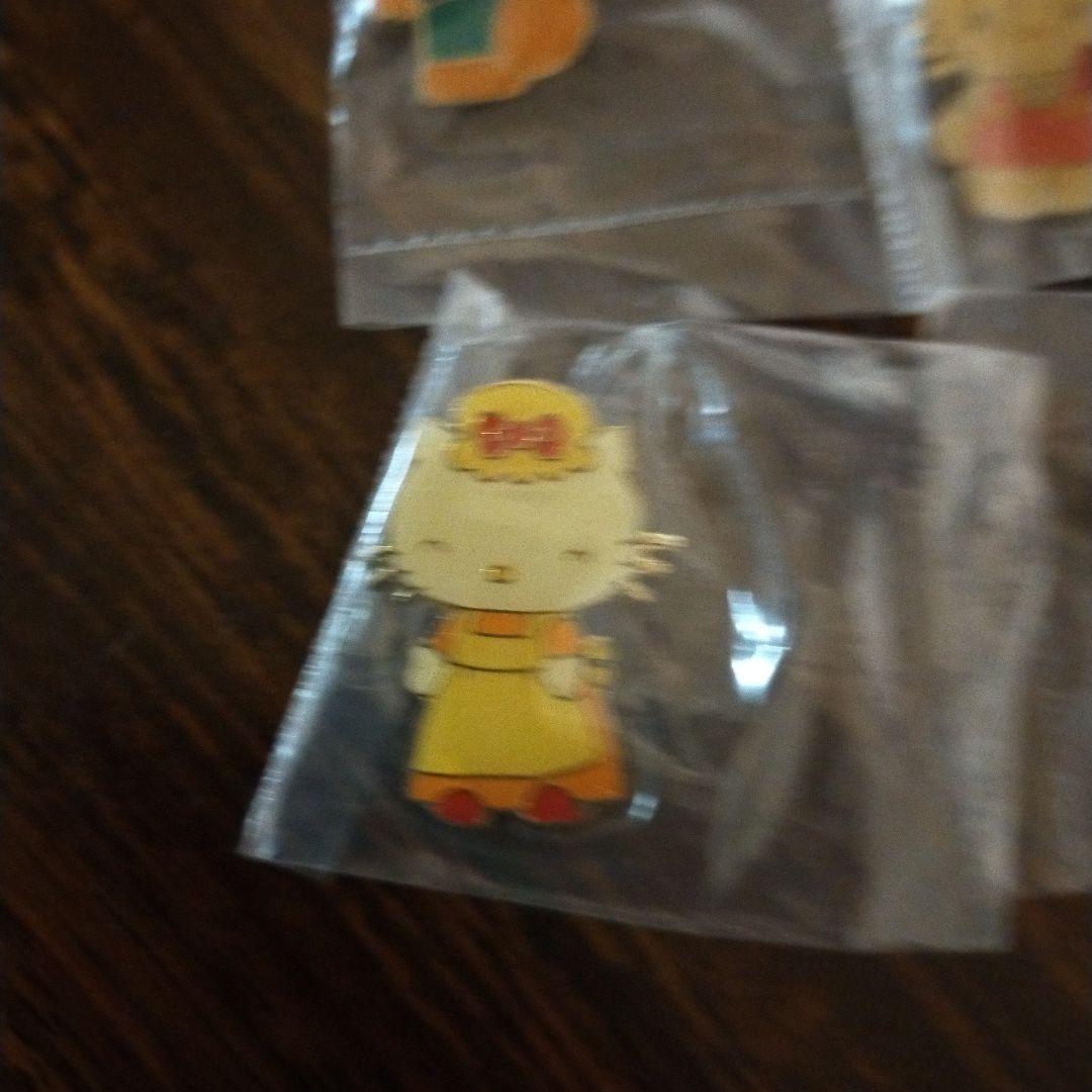 ハローキティ ピンバッジセット 12個