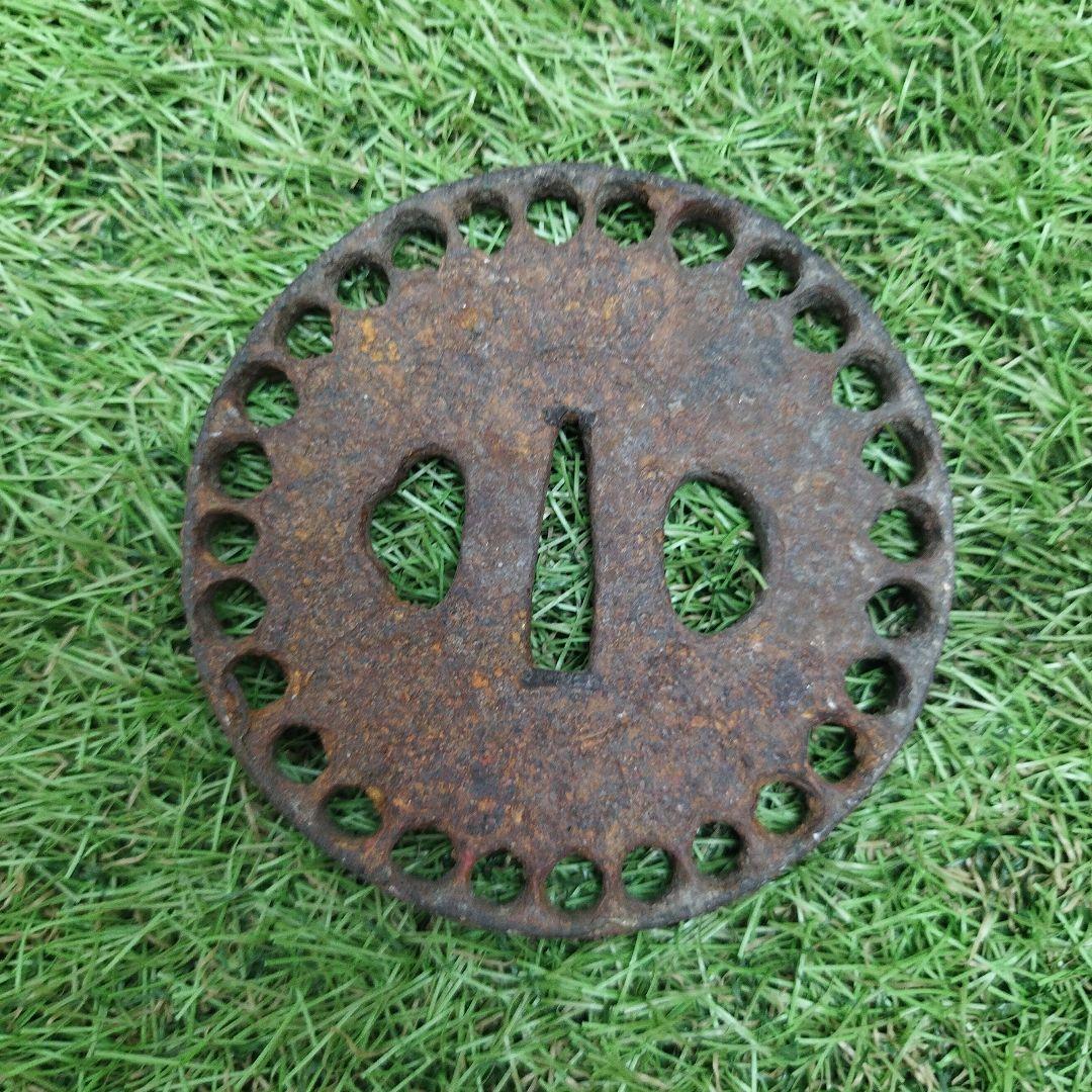 鉄製 鍔(つば) 丸型穴付き 無銘 丸形日本刀 アンティーク