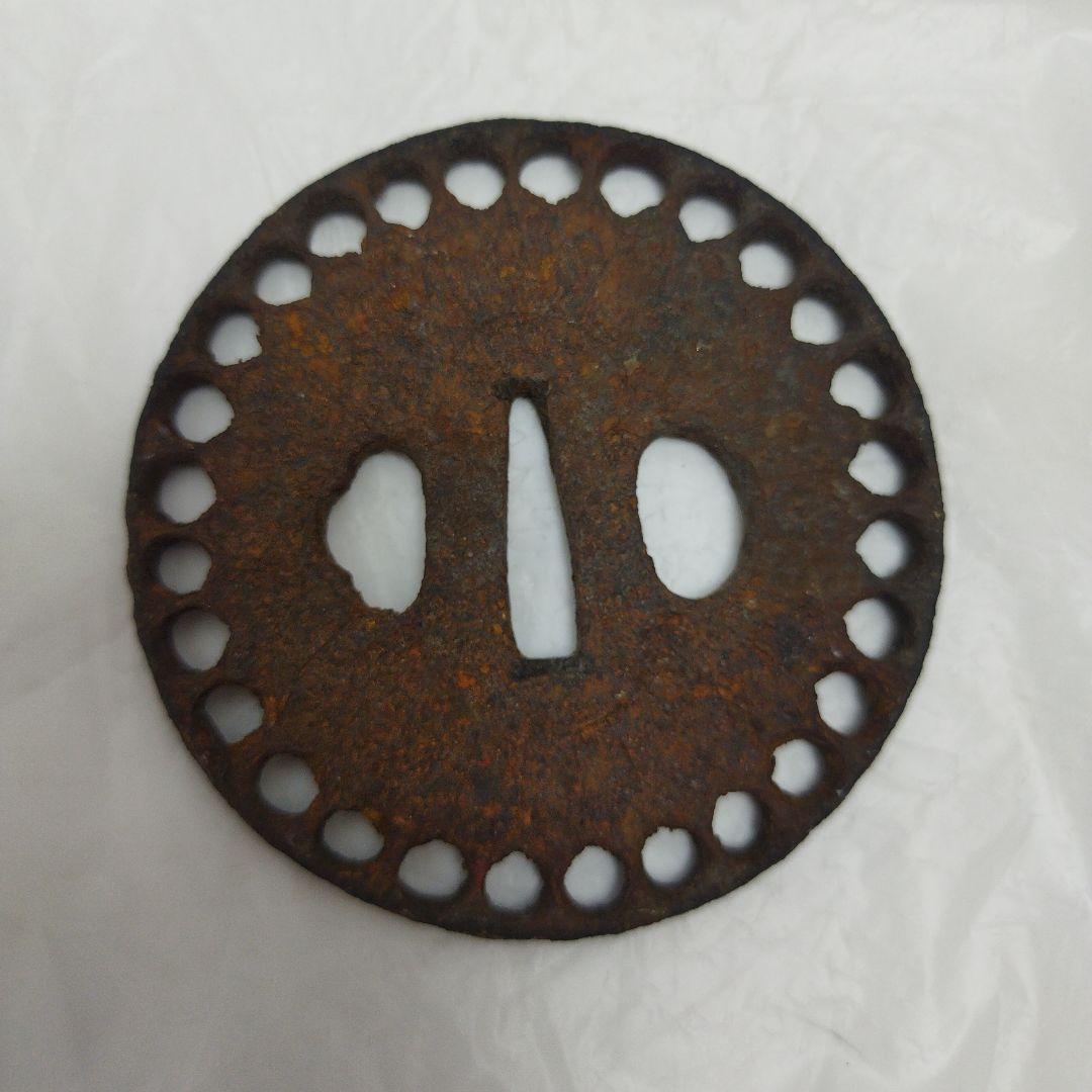 鉄製 鍔(つば) 丸型穴付き 無銘 丸形日本刀 アンティーク
