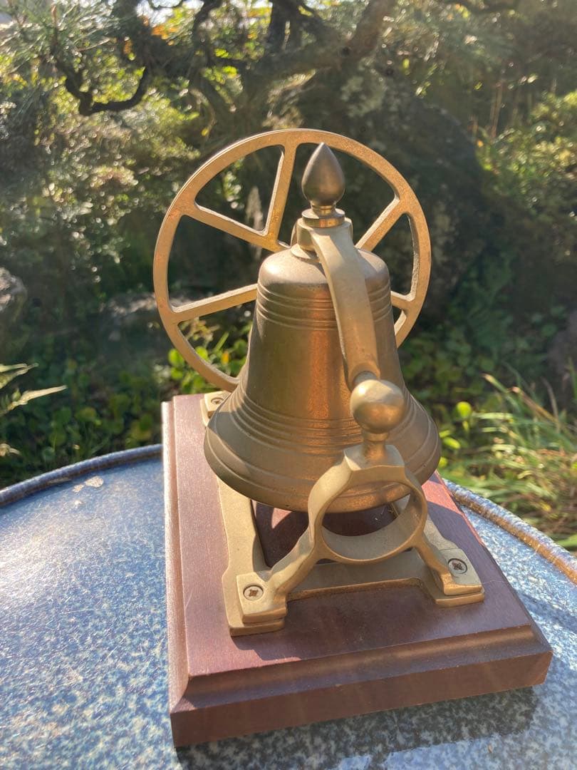素敵なアンティーク風　真鍮製 車輪付きベル 木製台座