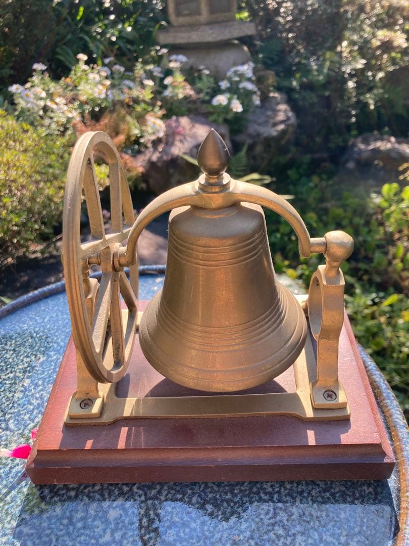 素敵なアンティーク風　真鍮製 車輪付きベル 木製台座