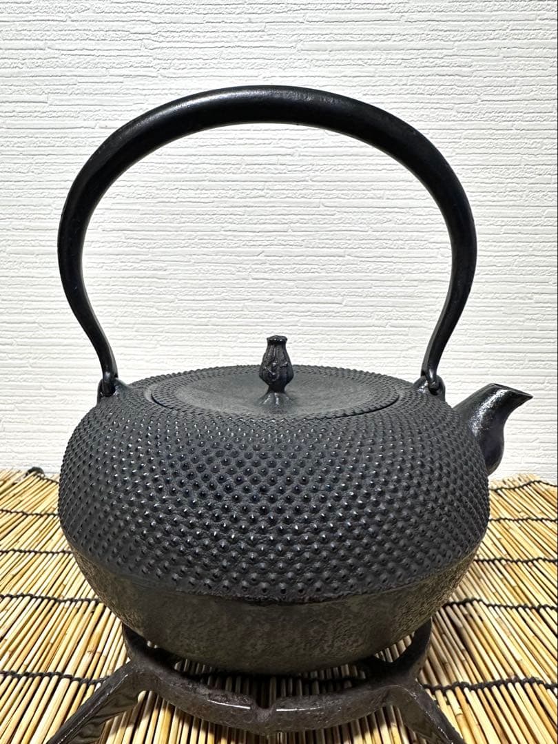 未使用品　南部伝統工芸士 及川寛治作　１８型姥口 アラレ　南部鉄瓶　南部鉄器