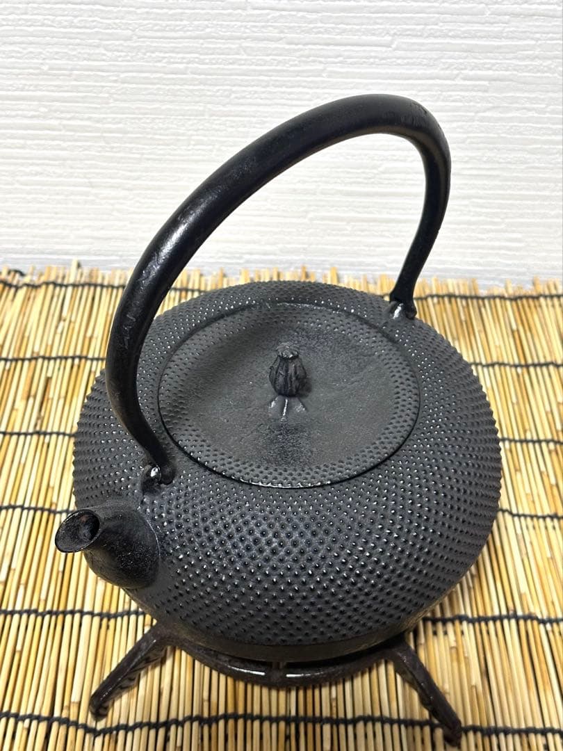 未使用品　南部伝統工芸士 及川寛治作　１８型姥口 アラレ　南部鉄瓶　南部鉄器