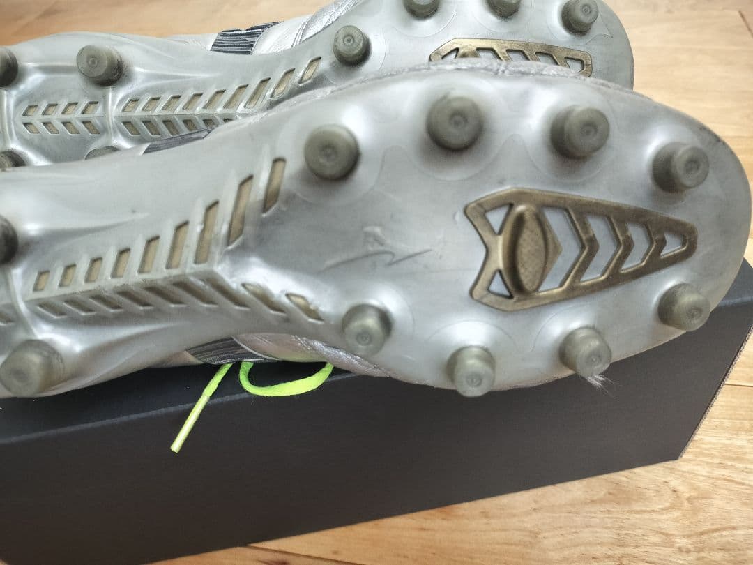 【限定色】Mizuno MORELIA NEO サッカーシューズ シルバー