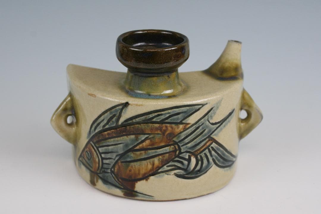 壺屋焼 人間国宝 金城次郎 作 魚文抱瓶（中）