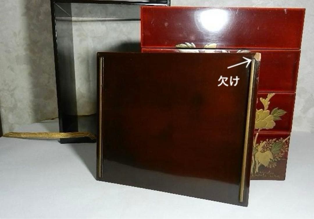 年代物の蓋付き四段重ね蒔絵菓子箪笥（蜻蛉蝶・牡丹菊蒔絵）