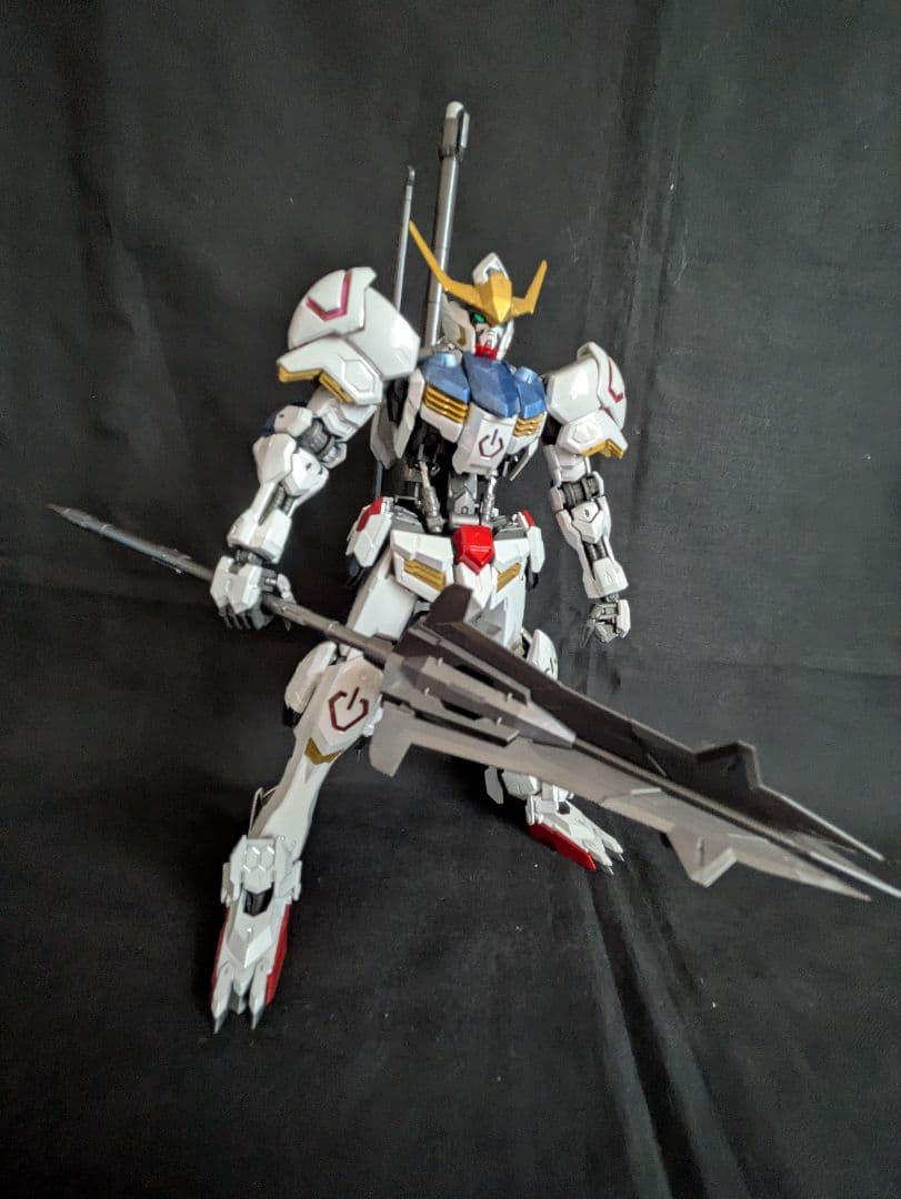 MG 1/100 ガンダムバルバトス[チタニウムフィニッシュ] 完成品ガンプラ