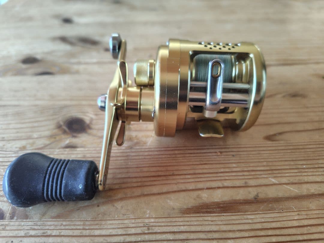 シマノSHIMANO カルカッタコンクエスト200f 右巻き