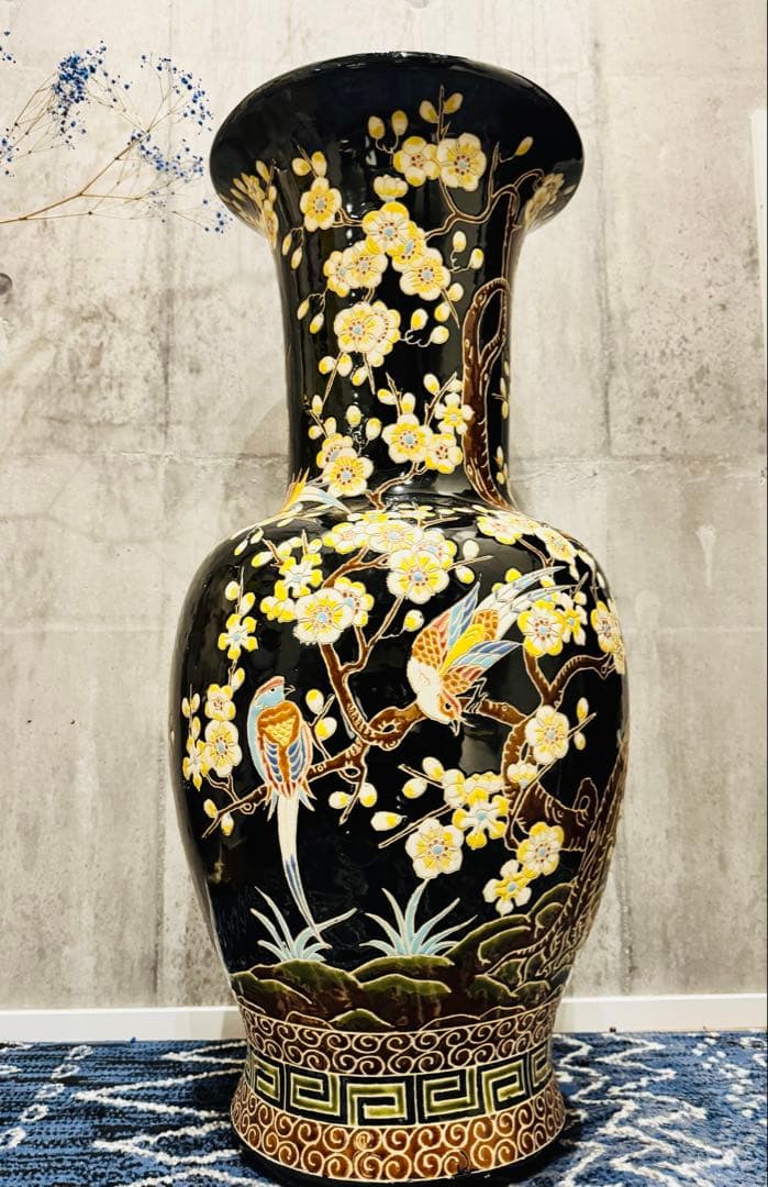 (39) 美しい東洋陶器の床置き花瓶。桜と鳥が描かれ彫刻されています。