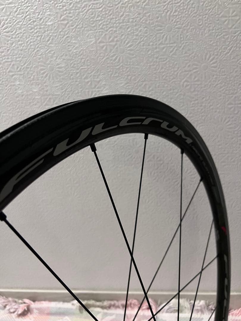 レーシングクアトロカーボン　クリンチャー，リムブレーキ，シマノフリー