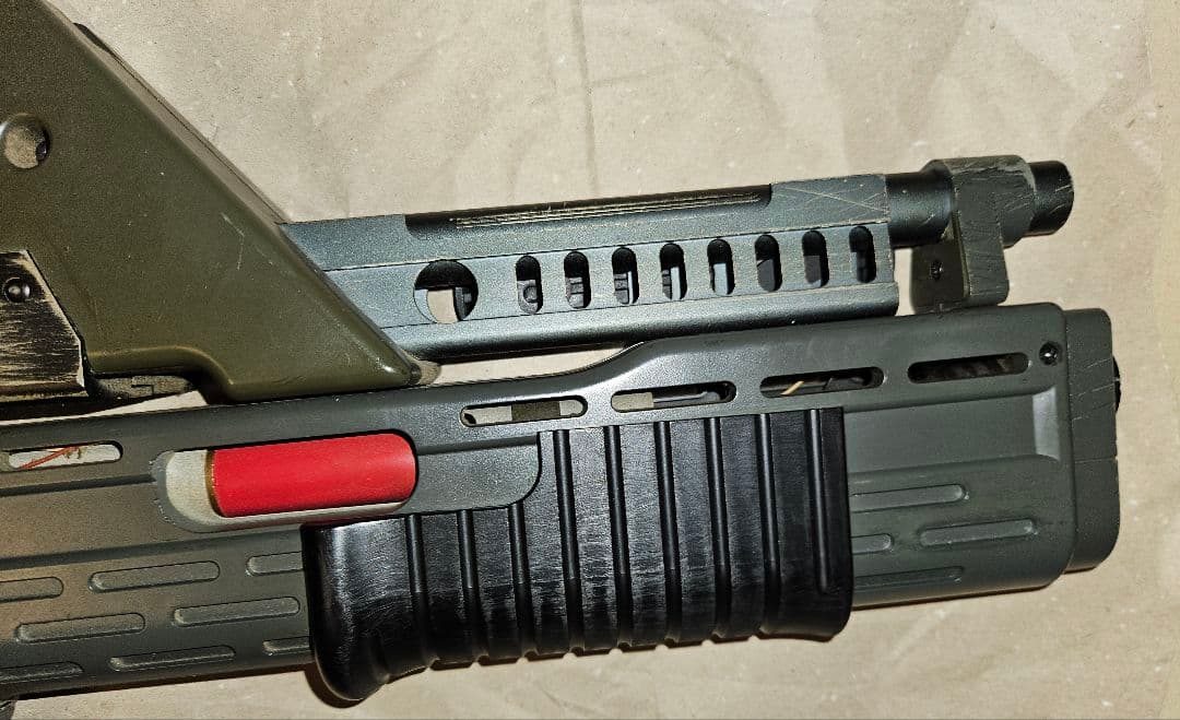 映画エイリアン·パルスライフル(ベースは東京マルイトンプソン)