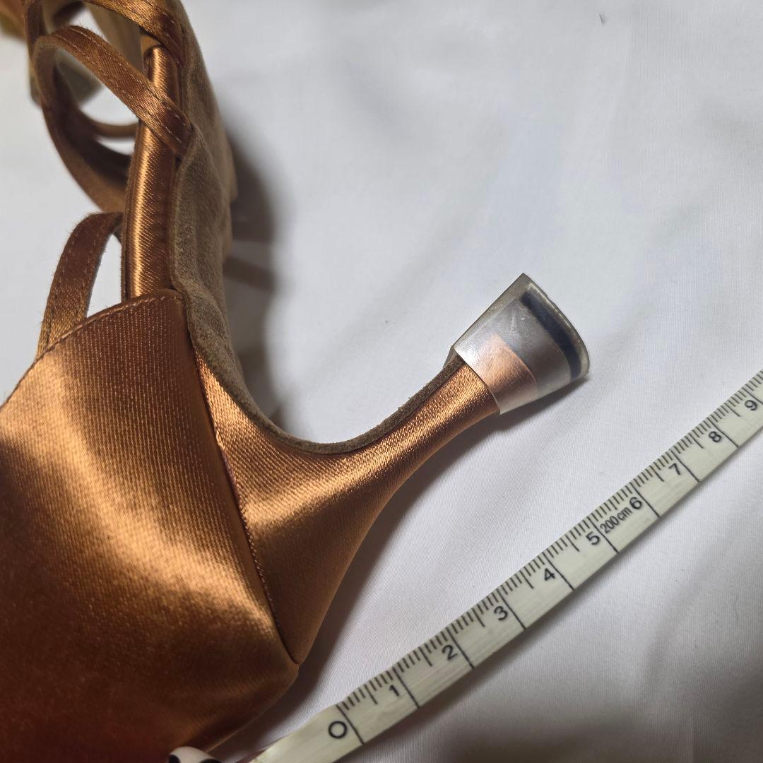 ブロンズ サテン ストラップ サンダル 中ヒール